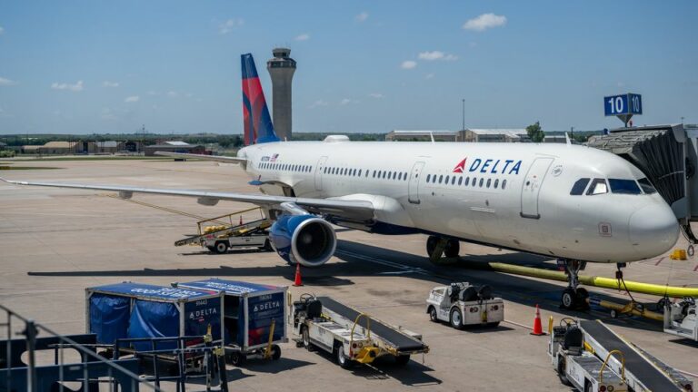 Man arrested after allegedly boarding Delta flight using photo of another passenger’s ticket