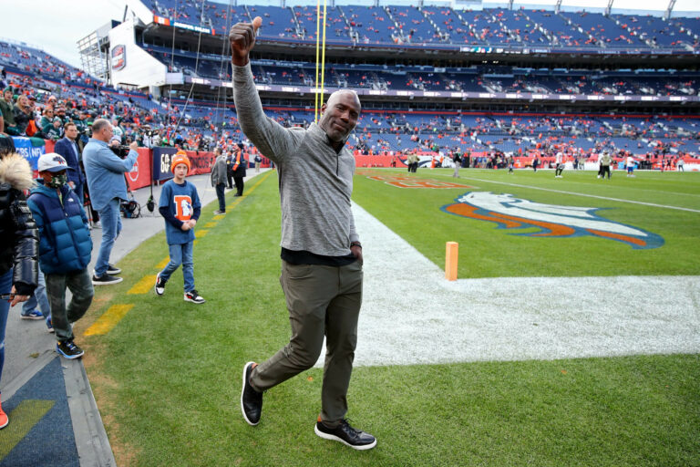 Terrell Davis says United banned him after flight attendant incident, but airline says it's rescinded