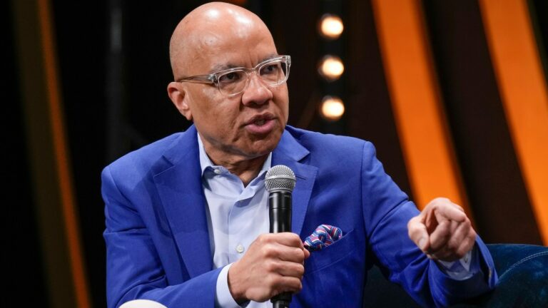 Darren Walker, president of Ford Foundation, will step down by the end of 2025