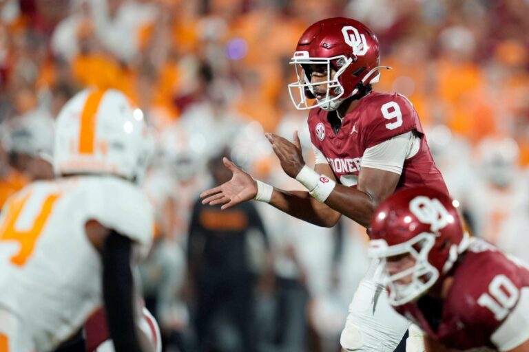 Oklahoma to start freshman QB Michael Hawkins over Jackson Arnold against Auburn