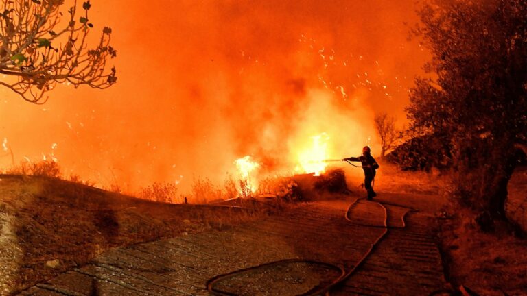 Wildfire in southern Greece leaves 2 people dead