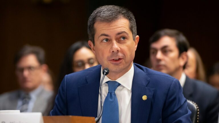 Airline CEOs and Transportation Secretary Buttigieg fight over regulations even after election