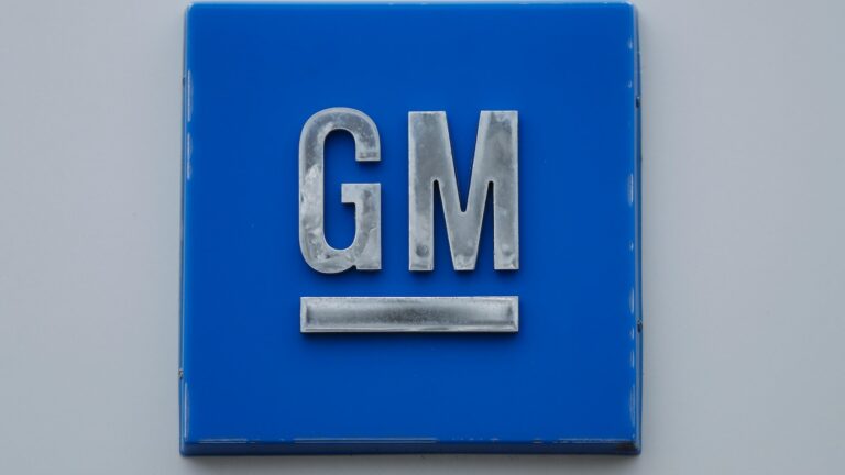 GM adds over 132,000 heavy duty pickups to recall for tailgates that can open unexpectedly