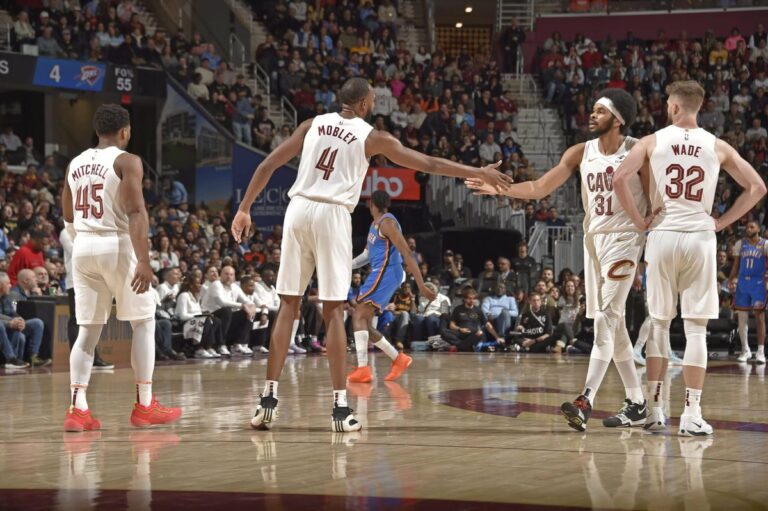 Cavaliers snap Thunder's 15-game win streak in meeting of NBA's top seeds