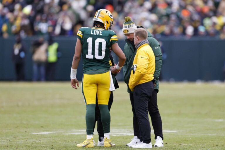 Packers' Jordan Love exits vs. Bears with right elbow injury